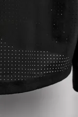 Remera deportiva negra de manga larga confeccionada en tejido técnico perforado, ligero y elástico.