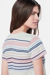Remera de manga corta con botones, con rayas horizontales en tonos beige, azul, rosa y gris.
