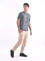 Remera gris oscuro con estampa frontal de una moto y texto en blanco.