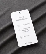 Remera deportiva gris de manga corta, confeccionada en tejido de malla 100% poliéster con tecnología Get Dry.