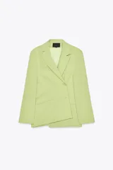 Blazer oversize color verde lima, con cuello solapa y mangas largas con hombreras. Tiene bolsillos delanteros y en el pecho, forro interior y cierre frontal multiposición.