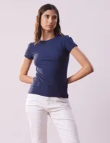 Remera azul marino de modal con textura acanalada, cuello redondo y mangas cortas con detalle de frunce en los hombros.