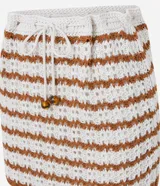 Minifalda de playa tejida a crochet con rayas horizontales en tonos beige y marrón.