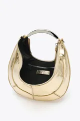 Bolso de mano ovalado color dorado con asa metálica plateada y cierre de cremallera.