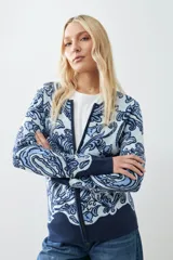 Chaqueta tejida color verde agua con estampado floral en azul marino, de corte recto y cuello redondo.