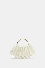 Bolso de mano asimétrico con efecto perlado, asa rígida dorada y asa de cadena extraíble. Cierre con imán.