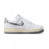 Zapatillas urbanas Nike Air Force 1 '07, color blanco con detalles en gris brillante en el logo y el talón.