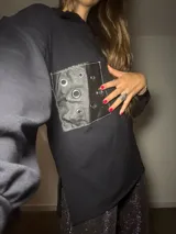Hoodie de algodón negro oversize sin capucha, con bolsillo de cuero exclusivo y diseño minimalista.