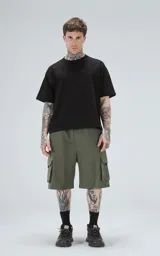 Bermuda de algodón rústico color verde militar, calce oversize, con elástico en la cintura y bolsillos cargo con cierre.