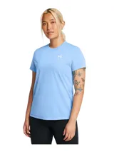 Remera deportiva Under Armour Tech color celeste, de corte suelto, con mangas cortas y logo estampado en el pecho.