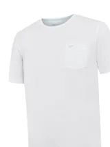 Remera blanca de algodón orgánico con cuello redondo, mangas cortas, calce regular y bolsillo en el pecho con logo bordado.