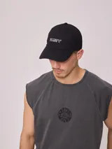 Gorra de lona negra con logo de la marca bordado en blanco.