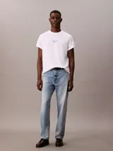 Remera blanca de algodón con logo "Calvin Klein Jeans" estampado en azul en el pecho.