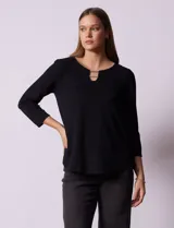 Blusa negra de tejido labrado marca Ruby Rd, con cuello redondo, escote en V y aplique metálico en el escote. Manga tres cuartos.