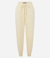 Pantalón jogger color amarillo claro, con cintura elástica y cordón de ajuste. Confeccionado en algodón con forro de polar.