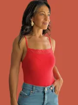 Minifalda de jean azul con bolsillos traseros y ruedo desflecado.