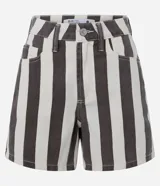 Short mom de cintura alta a rayas verticales en tonos beige y marrón, con trabillas en la cintura, cierre tradicional y bolsillos.