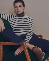 Zapatos modelo botín con diseño cómodo y suela de madera.