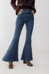 Pantalón de jean azul de corte oxford, con tiro alto y bolsillos delanteros y traseros.