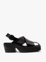 Sandalias negras de cuero vacuno con plataforma y tiras cruzadas.