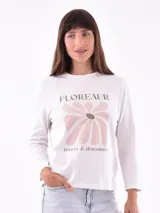 Remera blanca de manga larga con cuello redondo y estampado frontal con la frase "All my love darling" en color celeste.