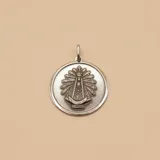 Dije redondo de plata 925 con la imagen en relieve de la Virgen de Luján.