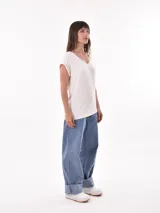 Remera rosa de corte recto, con cuello en V y mangas cortas con dobladillo.