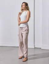 Musculosa Tahari de modal elastizado color gris claro, con cuello a la base y diseño acanalado.