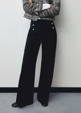 Pantalón largo de mujer, color negro, de diseño wideleg y tiro medio. Presenta detalle metálico y cierre de cremallera lateral.
