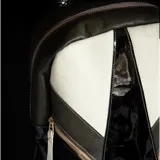 Mochila en cuero vacuno con diseño en negro, verde y arena, con bolsillos delanteros y laterales.