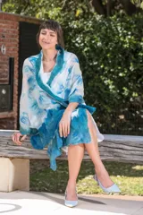 Echarpe blanca de gasa de seda natural con lana Merino superfina en tonos azules y turquesas, con volados en los extremos.