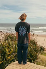 Remerón negro con efecto lavado y estampado en la espalda con la inscripción "Glass Waves" en letras azules y blancas, rodeada de llamas azules.