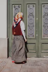Pantalón de jean ancho con pinzas en los costados, de tiro alto y corte palazzo.