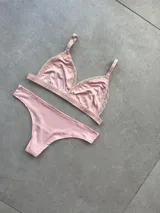 Conjunto de ropa interior color rosa claro, sin taza, de microfibra y less.