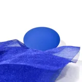 Aros colgantes azules con forma geométrica y tela traslúcida.