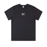 Remera negra de manga corta con estampado pequeño en el pecho.