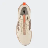 Championes New Balance Tektrel color beige con detalles en marrón.