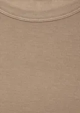 Camiseta color beige de tejido mezcla de lana, con cuello redondo y corte slim fit.
