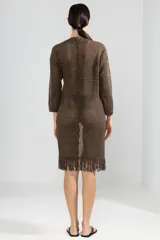 Cárdigan marrón de punto abierto con lúrex y flecos en el ruedo.