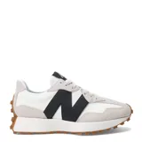 Championes urbanos New Balance modelo 327, color blanco con detalles en negro y gris, confeccionados en cuero y gamuza, con logo "N" característico en los laterales y suela de goma color caramelo.