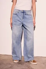 Pantalón de jean celeste de corte wide leg y tiro medio.