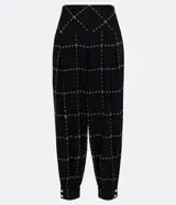 Pantalón aladim con cintura ancha pespuntado, pliegues y barra ajustada con botones.