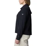 Camisa negra de manga larga para mujer, marca Columbia, modelo Summit Valley Woven. Confeccionada con tejido transpirable Omni-Wick™ y protección solar Omni-Shade™ Broad Spectrum UPF 50. Cuenta con ventilación en la espalda, mangas enrollables con lengüetas, bolsillos en el pecho con cierre de velcro, parche para limpiar gafas de sol, bucle para gafas de sol y presilla interior para colgar.