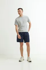 Short de baño de secado rápido color verde grisáceo, con cintura elástica y cordón ajustable.