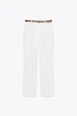 Pantalón blanco de tiro alto con bolsillos delanteros, corte recto y cinturón marrón con hebilla.