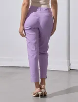 Pantalón negro de gabardina elastizada, marca Zac & Rachel. Corte recto, pretina ancha pespunteada, bolsillos simulados y largo al tobillo.