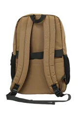 Mochila de color marrón con diseño funcional que incluye múltiples compartimentos frontales con cierre negro y bolsillos laterales de malla. Posee un asa superior y correas de hombro ajustables.