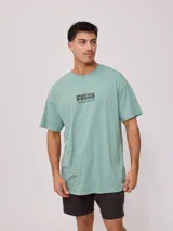 Remera verde agua con estampado frontal y trasero de la marca Rusty.