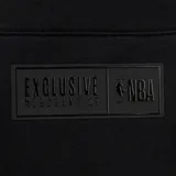 Pantalón de jogging negro con cintura elástica y cordón ajustable. Presenta estampados con logos de equipos de la NBA en ambas piernas.