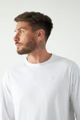 Remera gris de manga larga con cuello redondo y logo bordado en el pecho.